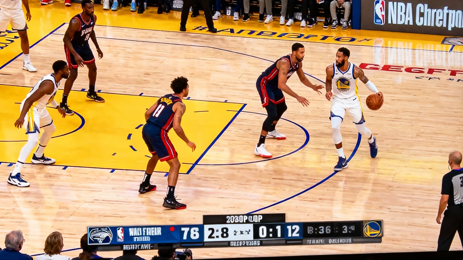 篮球比赛高清直播画面截图，两支NBA球队正在场上激烈对抗，一名控球后卫正在运球组织进攻，场上球员位置清晰可见，屏幕下方显示实时比分牌和比赛时间，画面质量达到1080P高清标准。